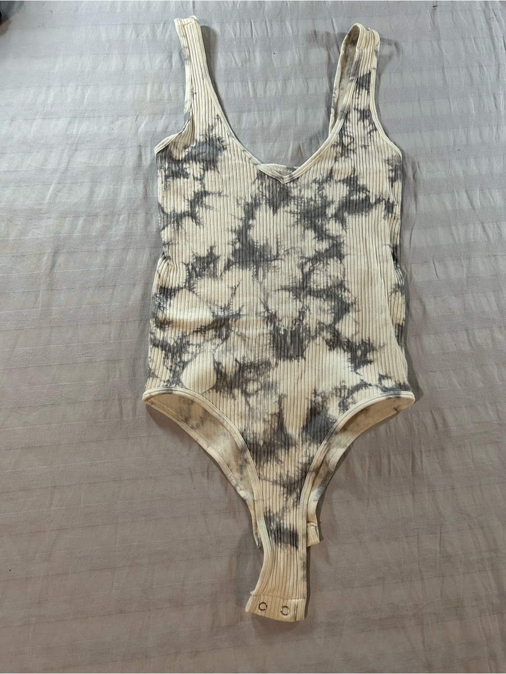 aerie Ribbed Tie-Dye V-Neck Bodysuit - White & Gray